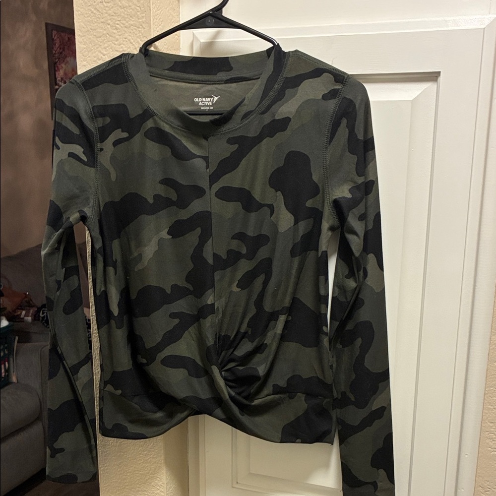 3 for $15 🦋🦋 Old Navy Active breath on Green and Black Camo Long Sleeve Top